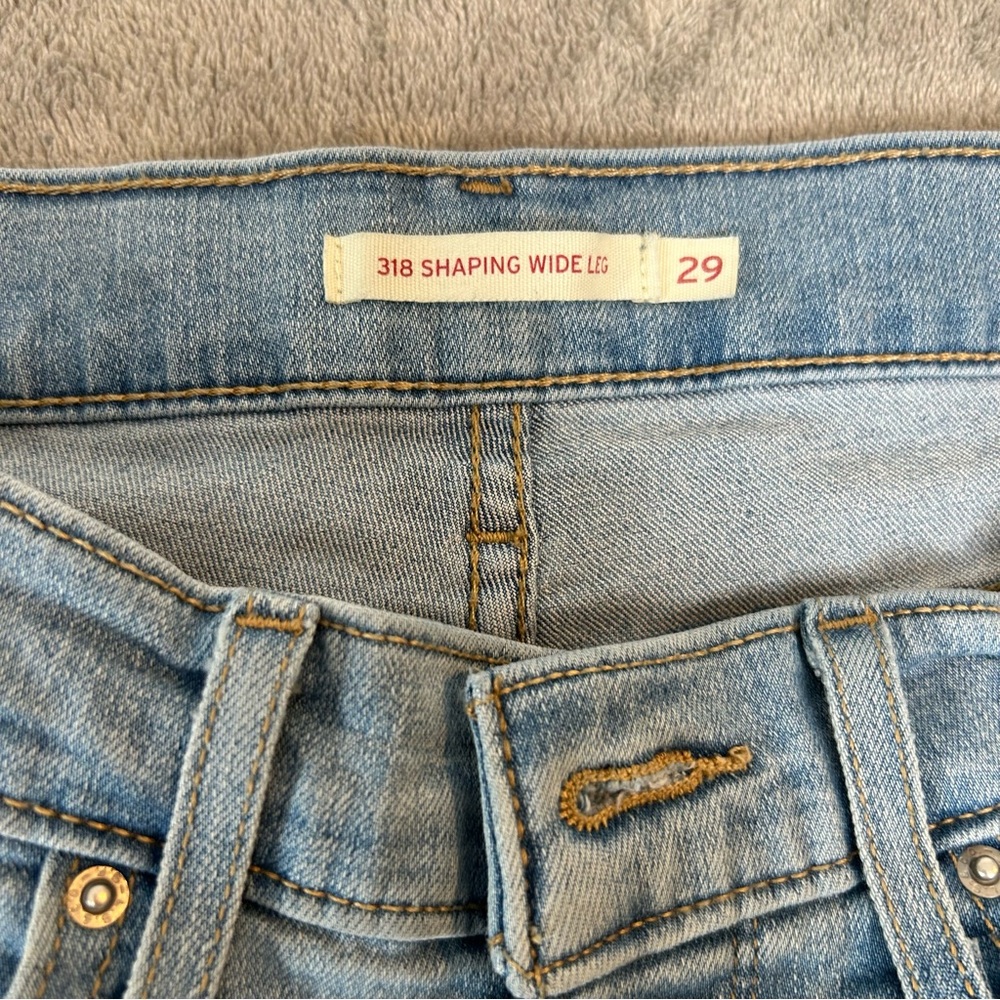 Levi’s 318 SHAPING WIDE LEG WOMEN'S JEANS Light Wash Color Blue Size 29 - Picture 3 of 16